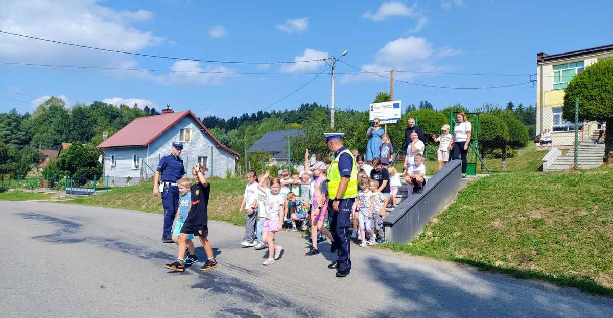 Lekcja bezpieczeństwa dla najmłodszych. Bezpieczeństwo dzieci w drodze do szkoły to priorytet