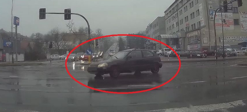 Niebezpiecznie na skrzyżowaniu. Wjechał na czerwonym świetle? (VIDEO)