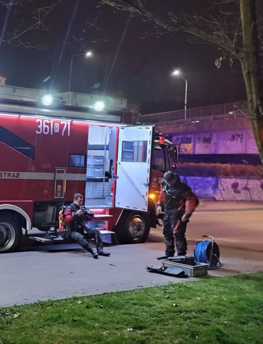 Samochód osobowy dryfował w Sanie? Służby w akcji (FOTO)