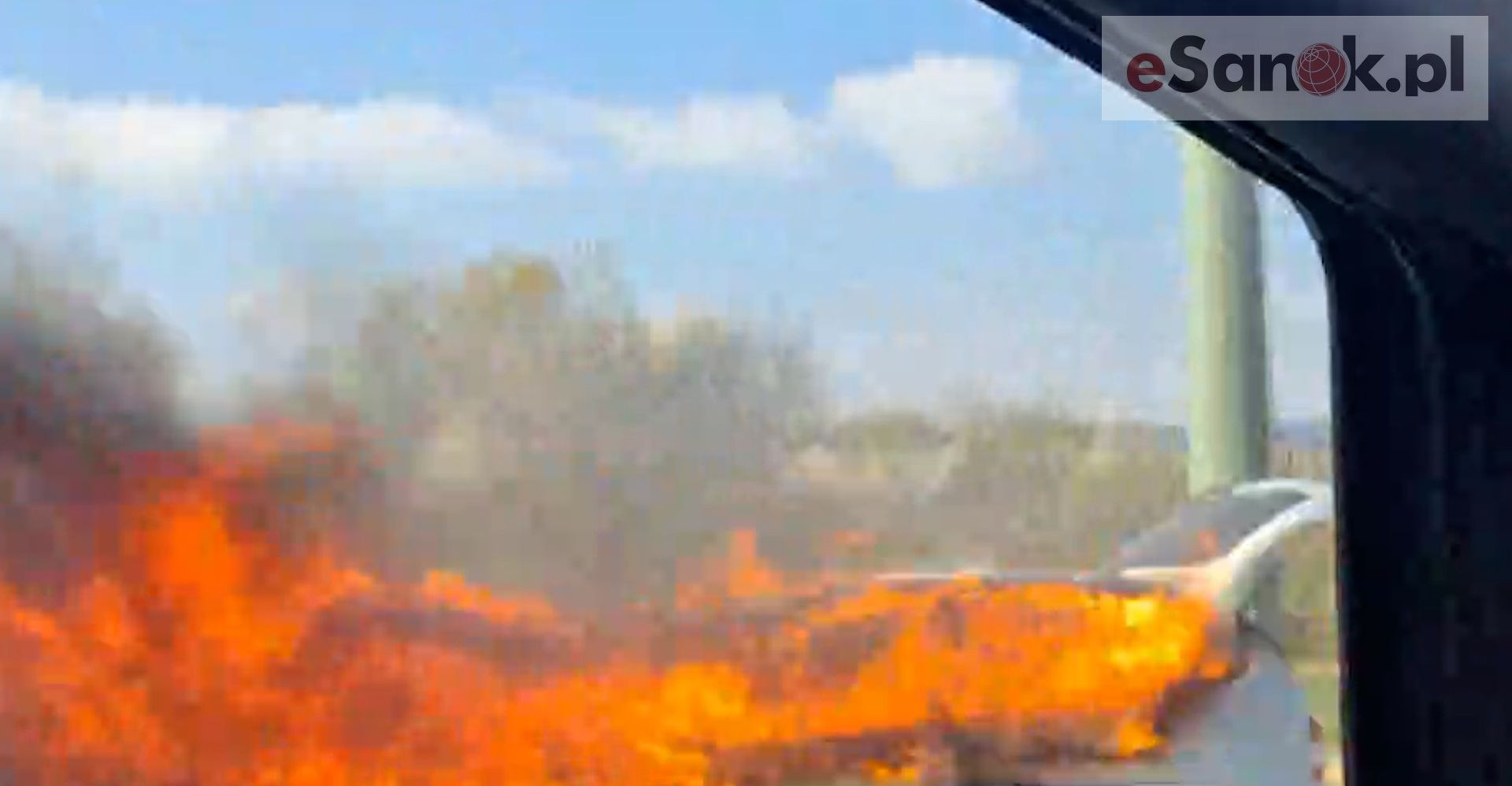 Pożar na obwodnicy Sanoka. Płonął samochód osobowy [VIDEO]