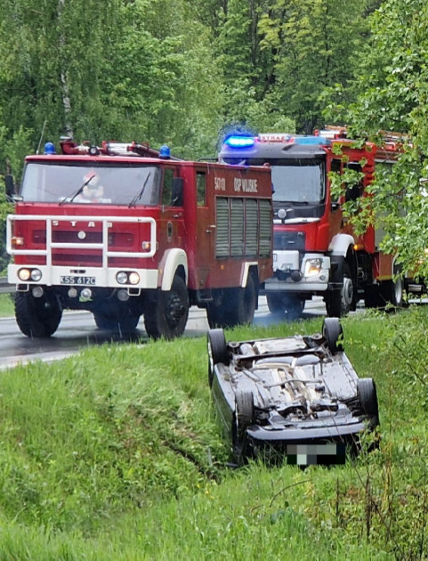 Dachowanie na serpentynach w Wujskiem. Jedna osoba poszkodowana (FOTO)