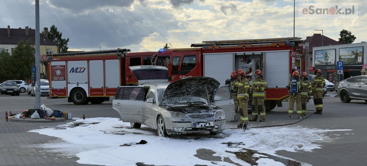 SANOK: Pożar samochodu na parkingu pod supermarketem [VIDEO, ZDJĘCIA]