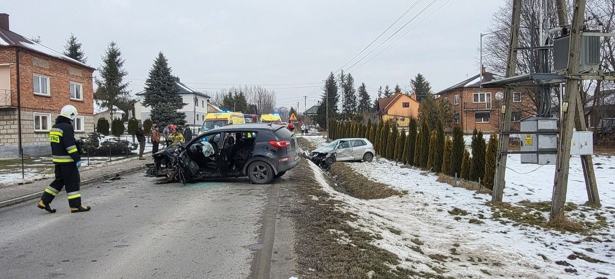 Poranny wypadek w Nowym Borku. Czołowe zderzenie zablokowało drogę, interweniował śmigłowiec LPR