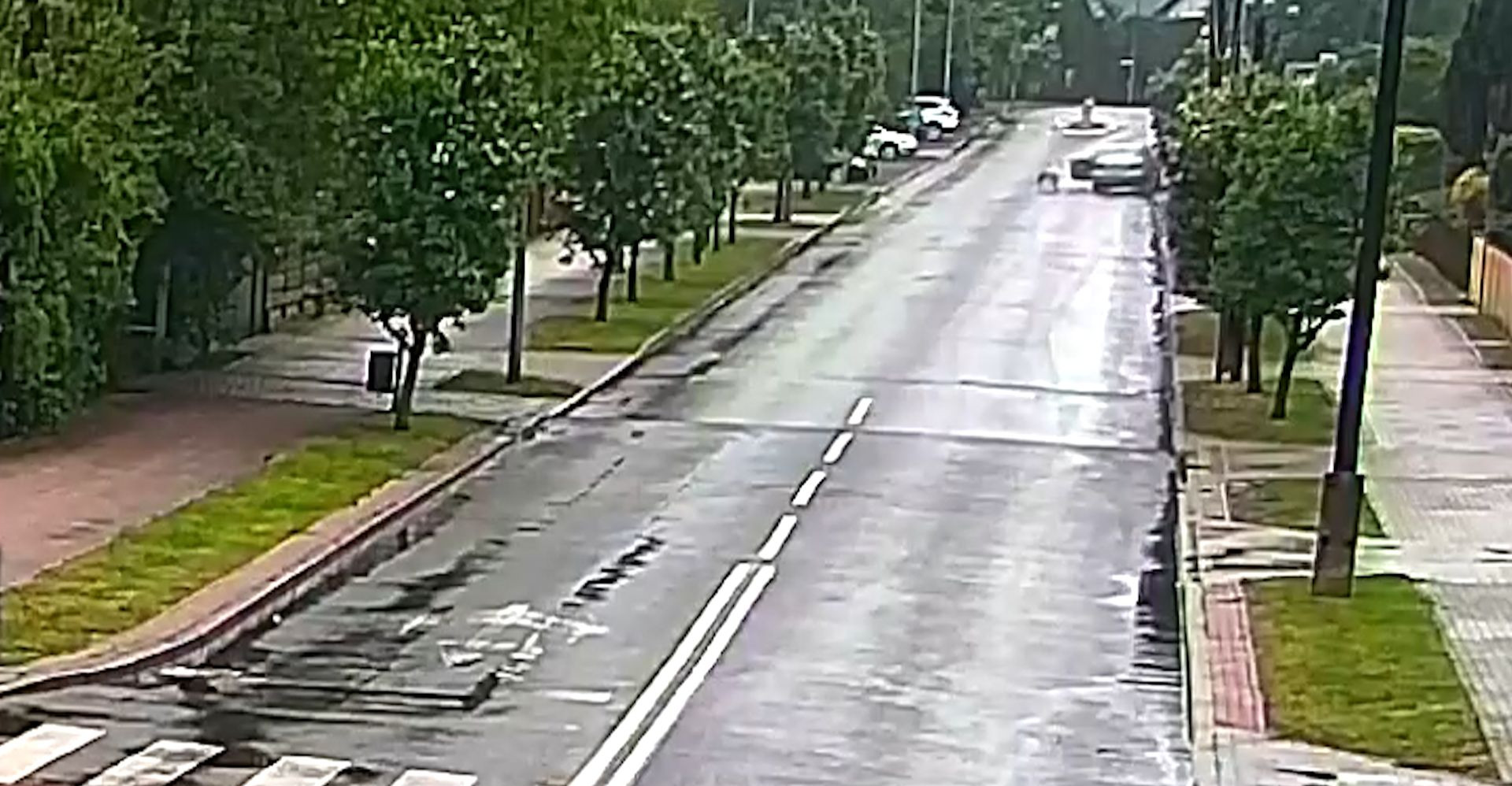 Wysiadł z jadącego Mercedesa i uciekł. Samochód uderzył w ogrodzenie! [VIDEO]
