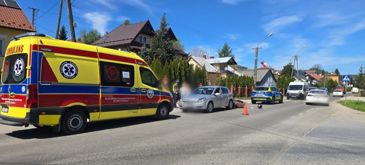 Groźna kolizja motocykla z osobówką w Przysietnicy. 71-latek trafił do szpitala
