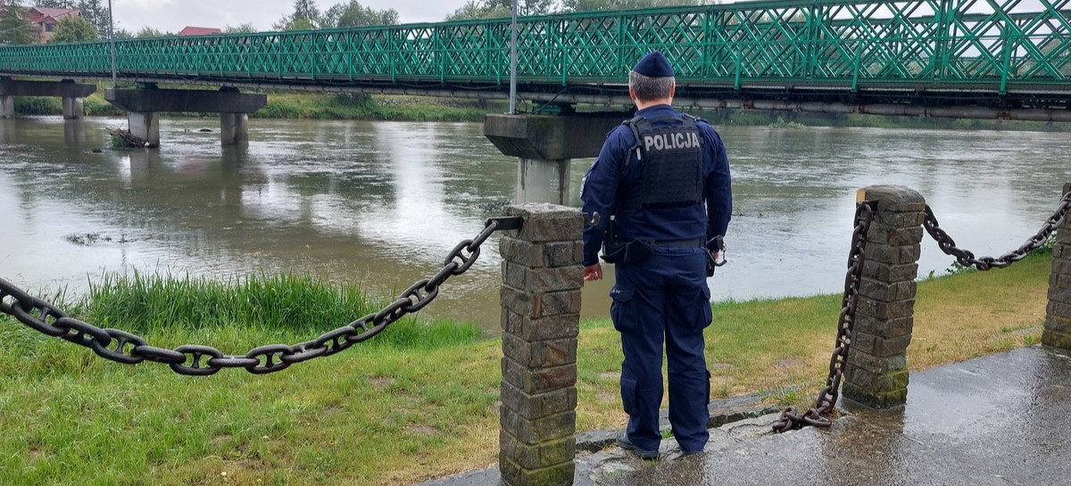Policjanci monitorują sytuację hydrologiczną na terenie powiatu sanockiego