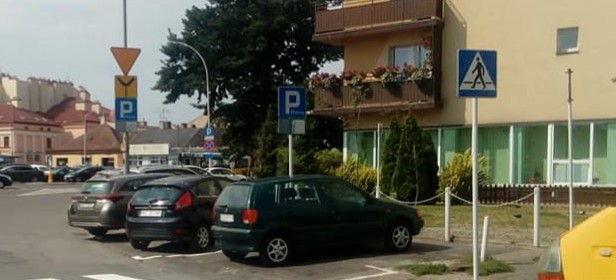 Rzeszowski “mistrz” parkowania? Wpadka przy ul. Fredry (FOTO)