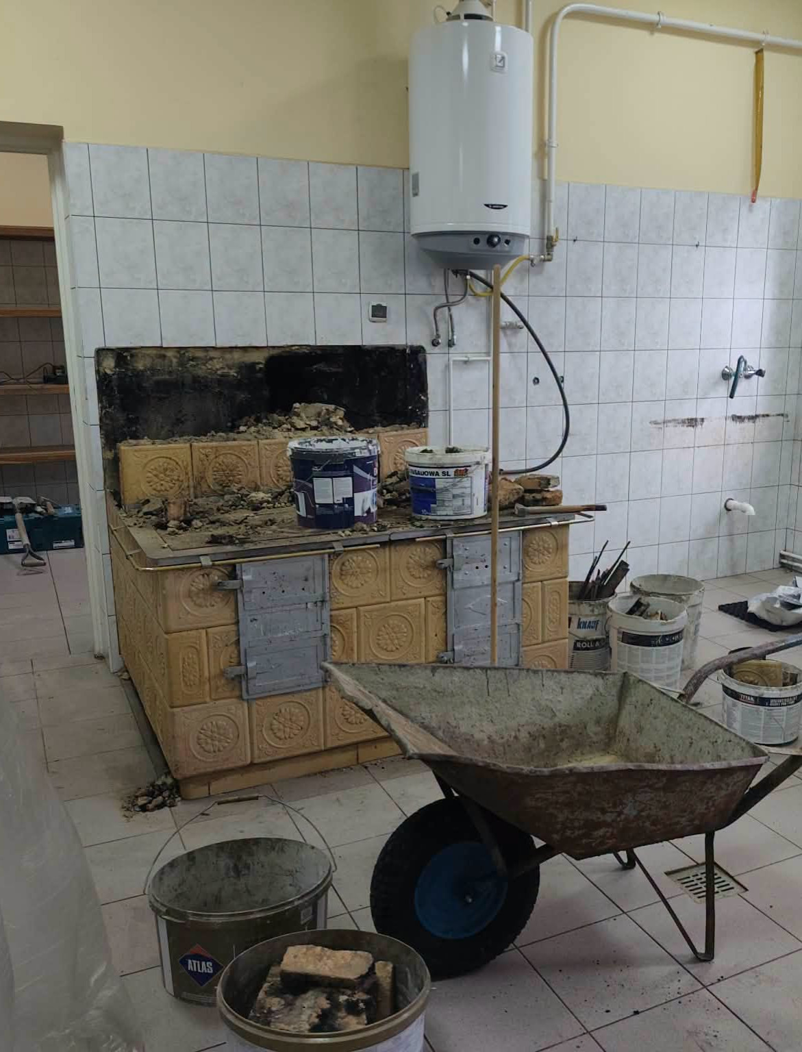 KOSTAROWCE. Ruszył remont zaplecza kuchenngo w Wiejskim Domu Kultury [ZDJĘCIA]