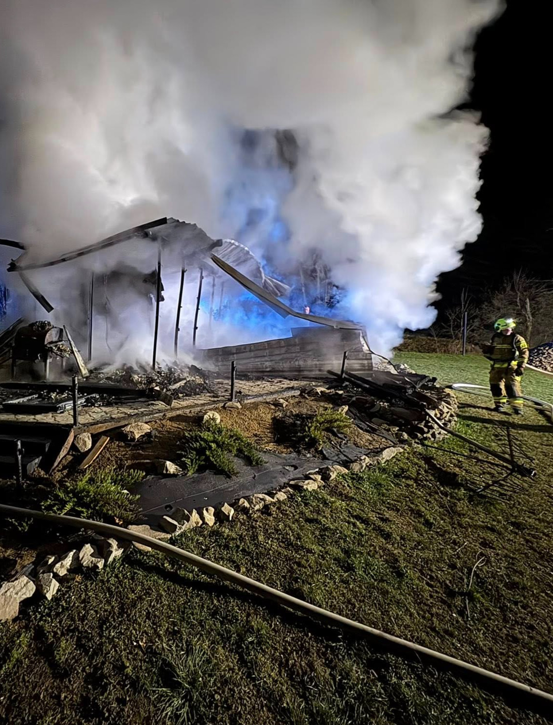 PISAROWCE: Pożar domku letniskowego, zagrożony był las [ZDJĘCIA]