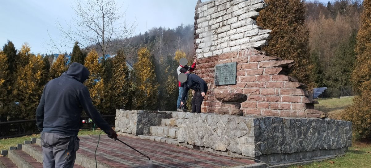 Trwają prace przy renowacji pomnika Żołnierzy Września w Bykowcach