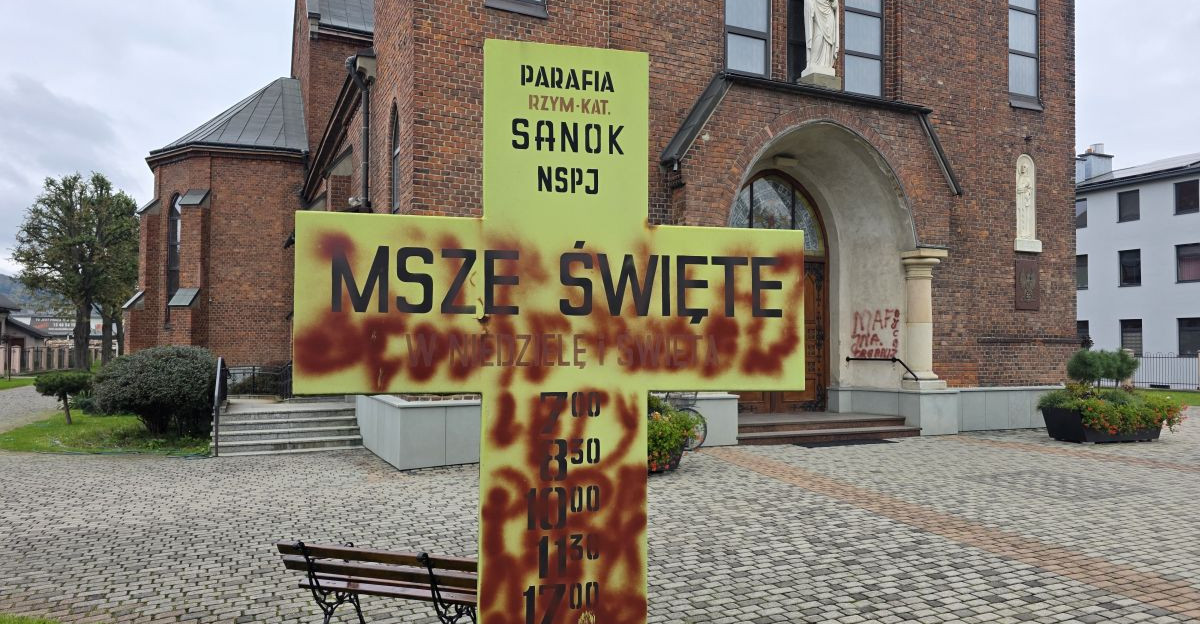 Wandalizm przy kościele na Posadzie w Sanoku. Pojawiły się obraźliwe napisy [VIDEO, ZDJĘCIA]