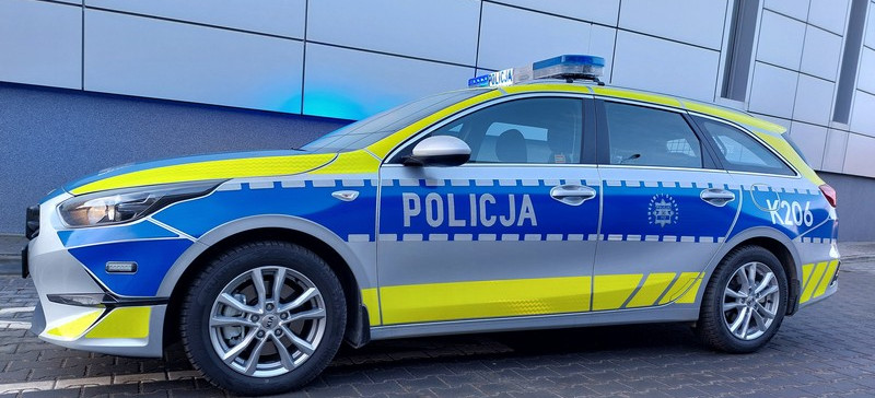 Chwile grozy w Krośnie. 2,5-latka uwięziona w samochodzie, policjanci ruszyli na ratunek!