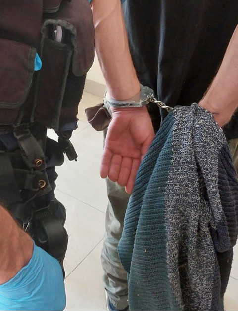 Włamanie, groźby i nielegalna broń. 48-latek trafił do aresztu