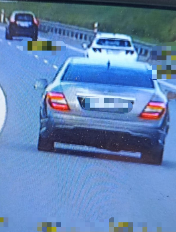 19-latek pędził mercedesem 227 km/h. Co mu grozi ?