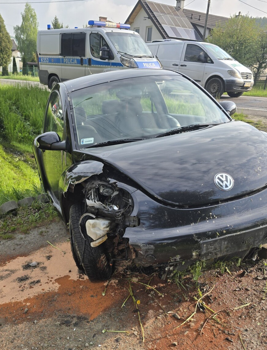 Wjechała do rowu. Była pod wpływem narkotyków i miała sądowy zakaz prowadzenia pojazdów