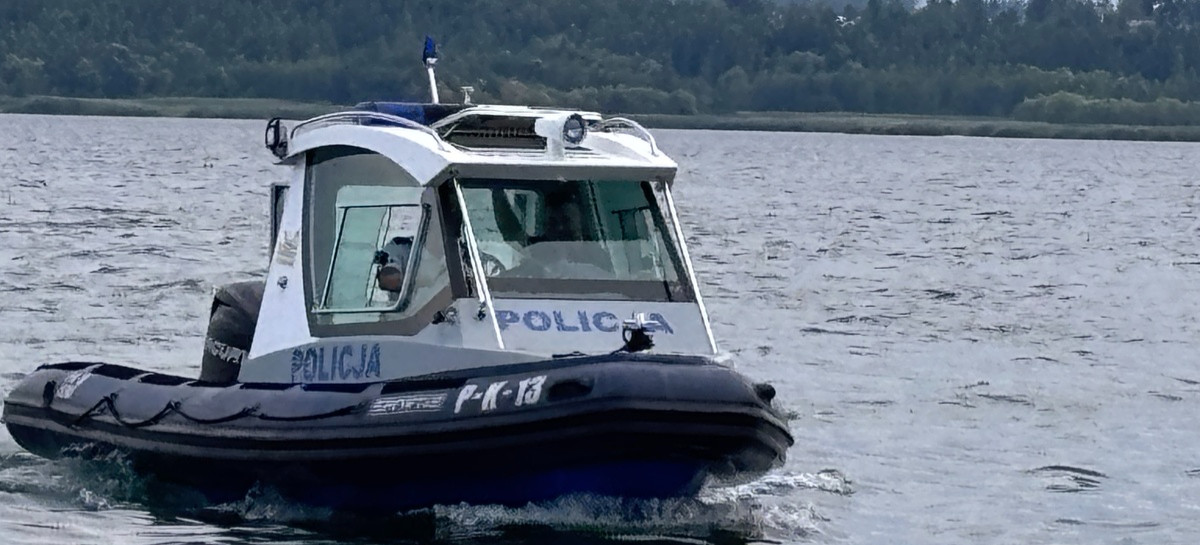 Dramatyczne chwile na Jeziorze. Policyjni wodniacy uratowali ojca i syna