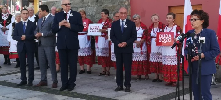 Elżbieta Witek  wspiera Andrzeja Dudę w Brzozowie (VIDEO)