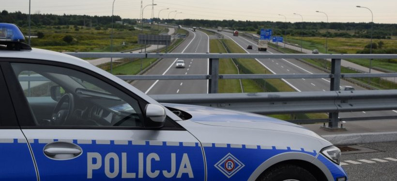 “Bezpieczna odległość – bezpieczna droga”. Policyjne kontrole na A4 (FOTO)