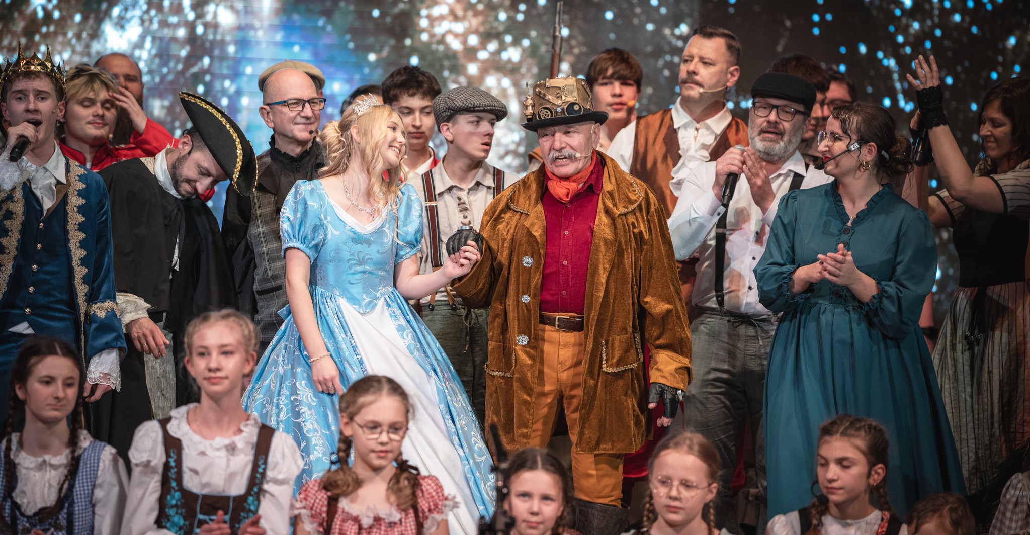 Tłumy w Sanockim Domu Kultury. Ogromny sukces musicalu Piękna i Bestia [VIDEO, ZDJĘCIA]