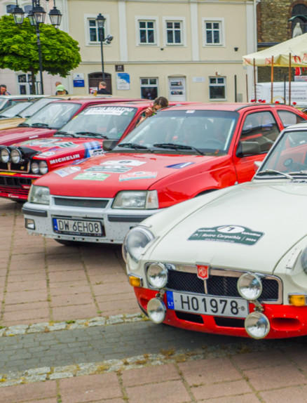 Retro Carpathia. Historyczne pojazdy wystartowały z sanockiego Rynku (VIDEO, ZDJĘCIA)