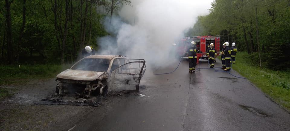 Samochód stanął w płomieniach. Ogień doszczętnie strawił pojazd (FOTO)