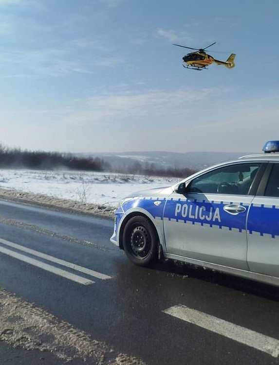 PRUCHNIK: Wypadek auta z niemowlęciem. Śmigłowiec LPR lądował przy rozbitym aucie
