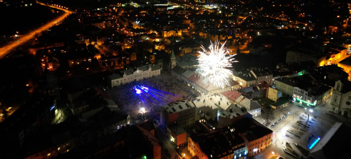 SYLWESTER na Sanockim Rynku. Wspólna zabawa i wsparcie dla Maksa Tockiego