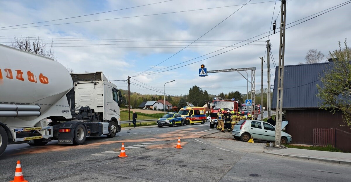 POŁOMIA: Groźny wypadek na DK19. Fiat uderzył w budynek!