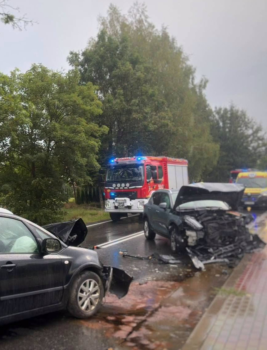 Czołowe zderzenie na DW988 w Wiśniowej. Jedna osoba w szpitalu
