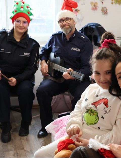 USTRZYKI DOLNE: Świąteczna wizyta policjantów u Wiktorii. Wyjątkowe spotkanie pełne serdeczności [FOTO]