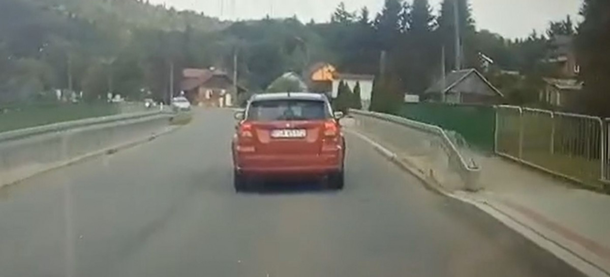 Niebezpieczny manewr na drodze. Chwila nieuwagi mogła skończyć się tragedią (VIDEO)