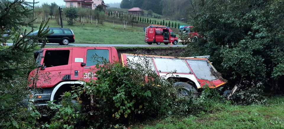 Wóz strażacki wypadł z drogi! Trzy osoby ranne (FOTO)