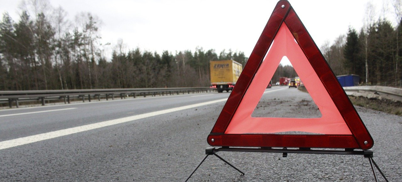 Tragiczny wypadek na DK875. W zderzeniu z samochodem ciężarowym zginęła kobieta