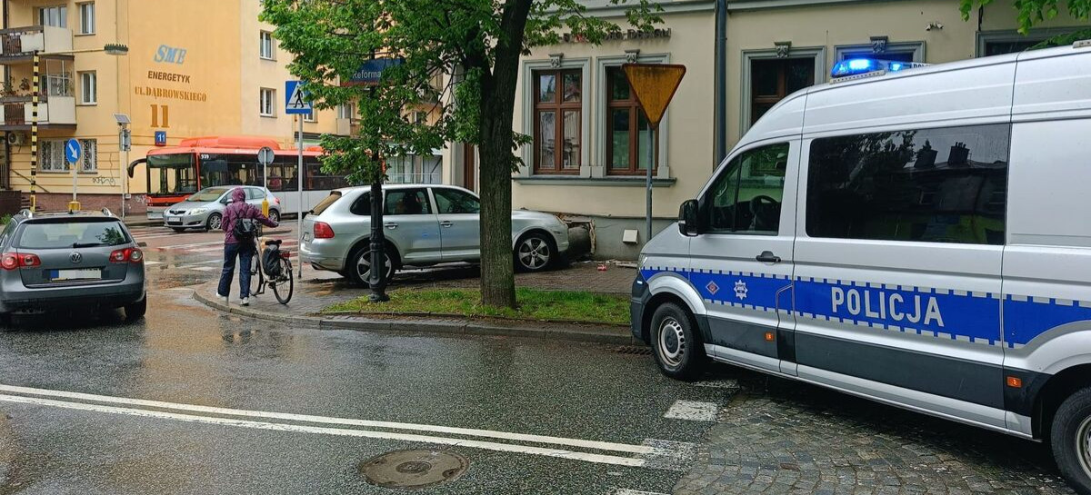 Kompletnie pijany kierowca Porsche z sądowym zakazem uderzył w ścianę kamienicy. Miał 3 promile