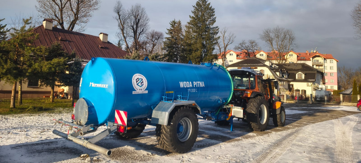 Nowy zasobnik do transportu wody pitnej trafił do Powiatowego Zarządu Dróg w Sanoku