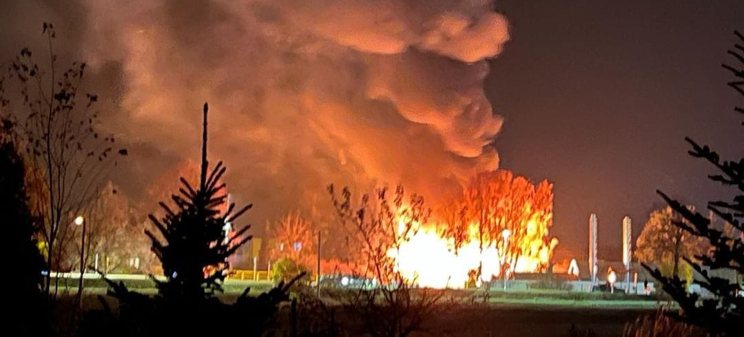 Pożar budynku na terenie zakładu produkcyjnego w Pilźnie (ZDJĘCIA)