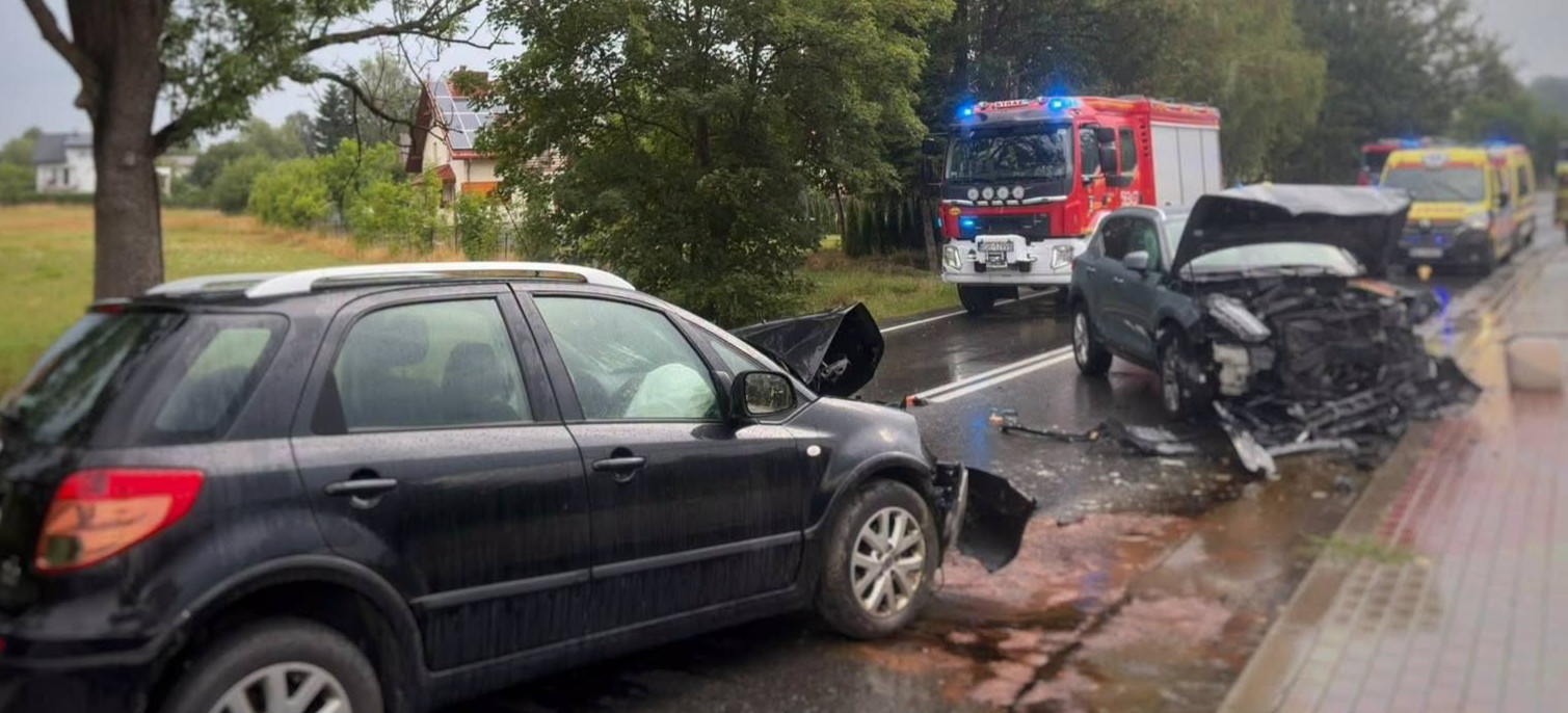 Czołowe zderzenie na DW988 w Wiśniowej. Jedna osoba w szpitalu