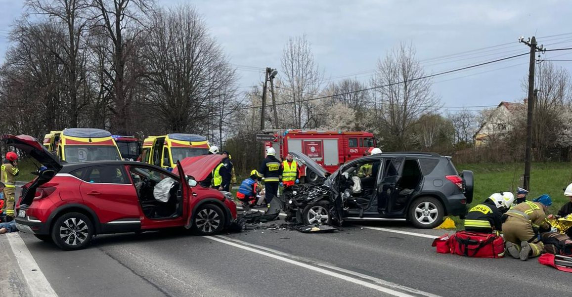 Czołowe zderzenie w Grabownicy Starzeńskiej. Na miejscu lądował śmigłowiec LPR [ZDJĘCIA]
