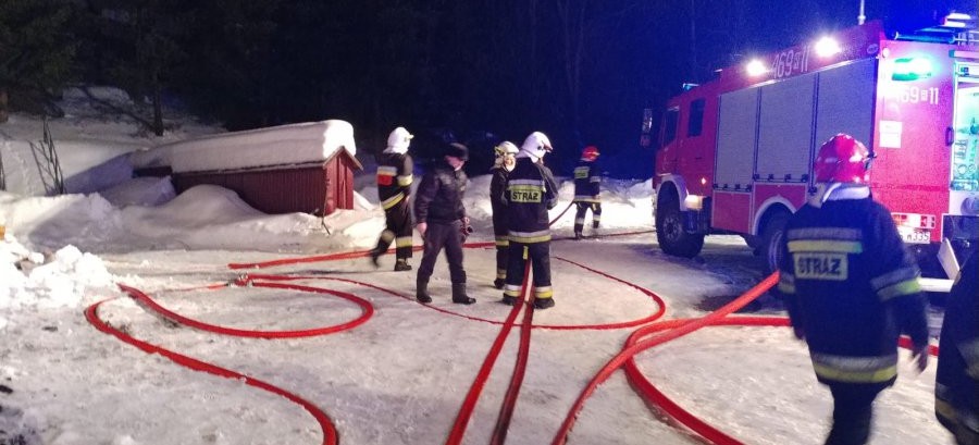 BIESZCZADY: Nocny pożar ośrodka wypoczynkowego. Ewakuowano 40 osób (FOTO)