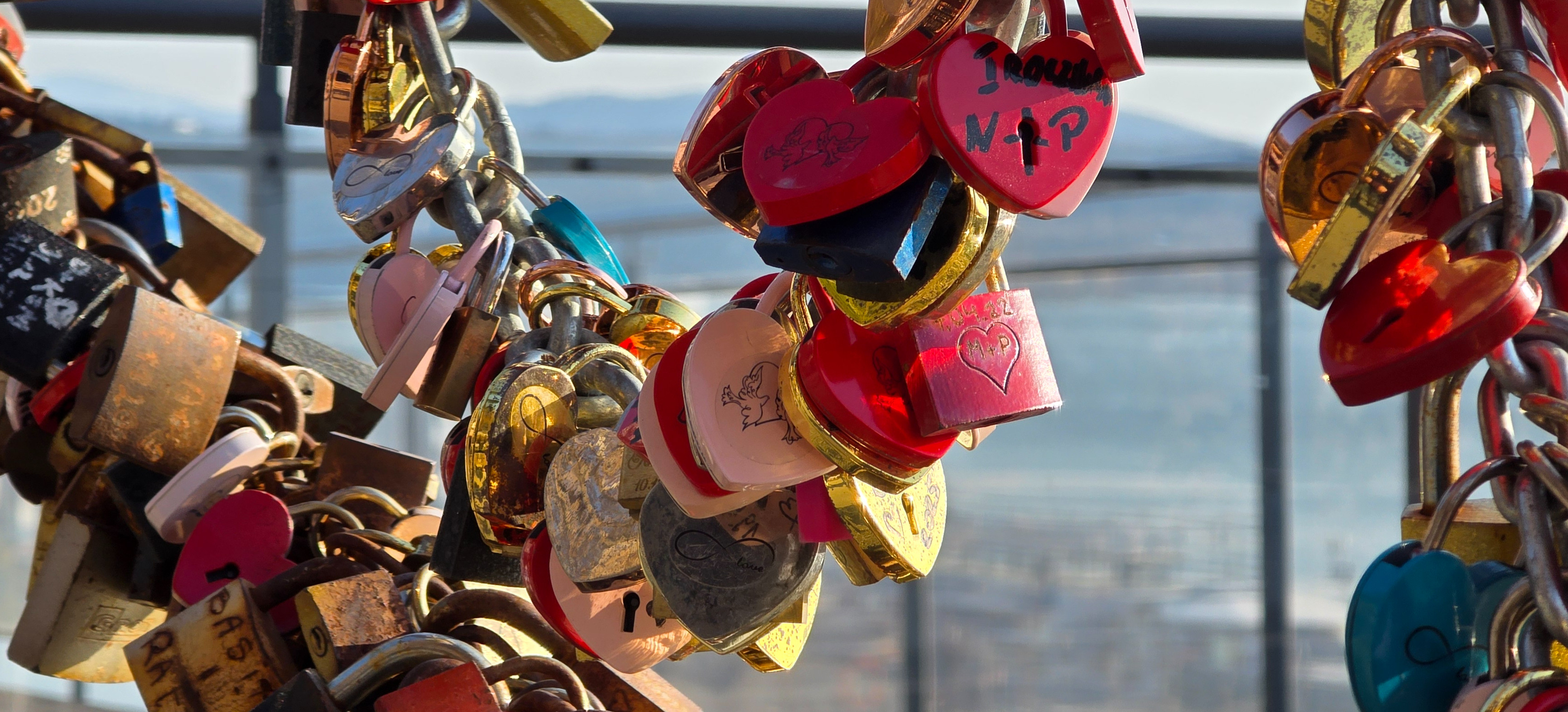 „Zatrzymaj mnie w swoim sercu…” Magiczne miejsce w Solinie przyciąga pary z całej Polski [VIDEO, ZDJĘCIA]