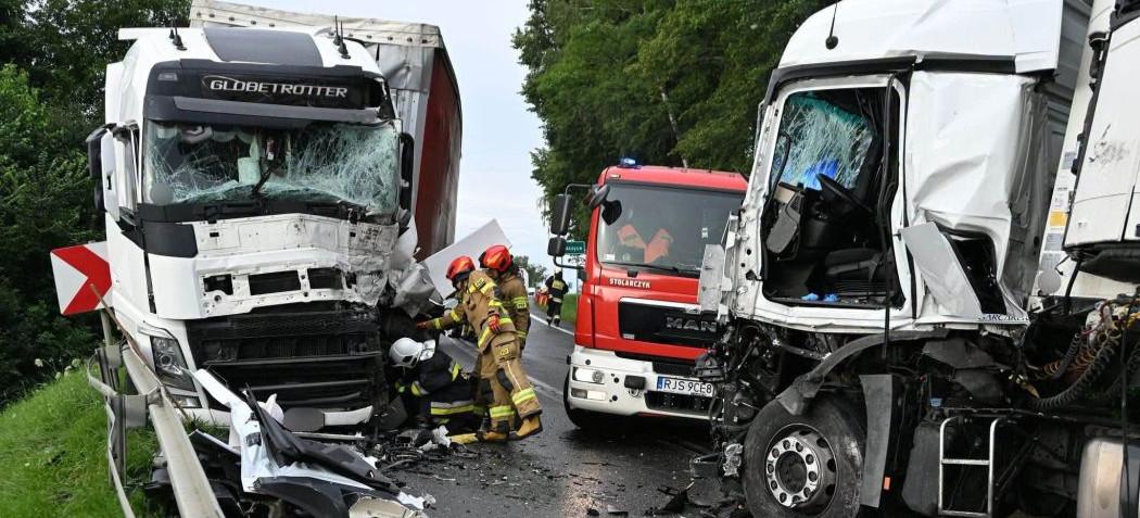 PODKARPACIE. Zderzenie trzech ciężarówek. Kierowca zakleszczony w kabinie [ZDJĘCIA]
