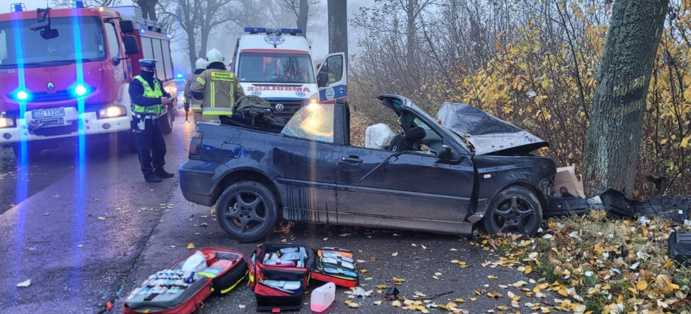 Volkswagen roztrzaskał się na drzewie. Jedna osoba ranna ZDJĘCIA