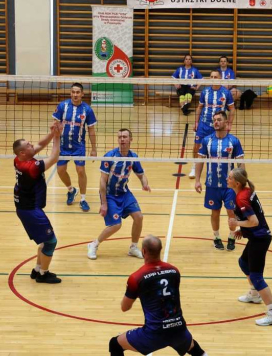 USTRZYKI DOLNE: Siatkarski bój i krew, która ratuje życie. Policjanci z odznaczeniami! [ZDJĘCIA]