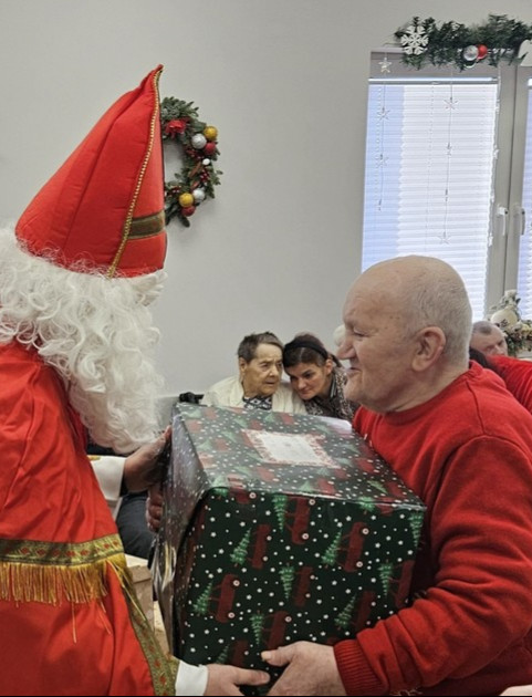 Pomagali Świętemu Mikołajowi. Wzruszająca akcja dla podopiecznych DPS „Światło Nadziei” [ZDJĘCIA]