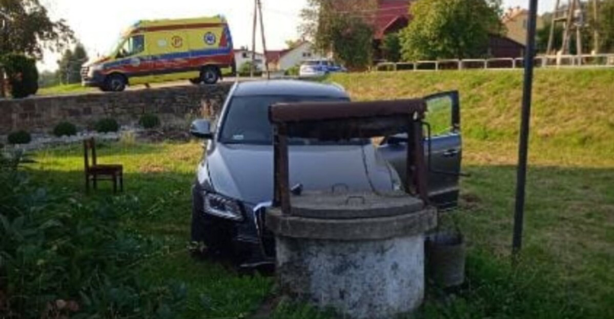 Zasnął za kierownicą i wjechał na prywatną posesję. Groźne zdarzenie w Bliznem