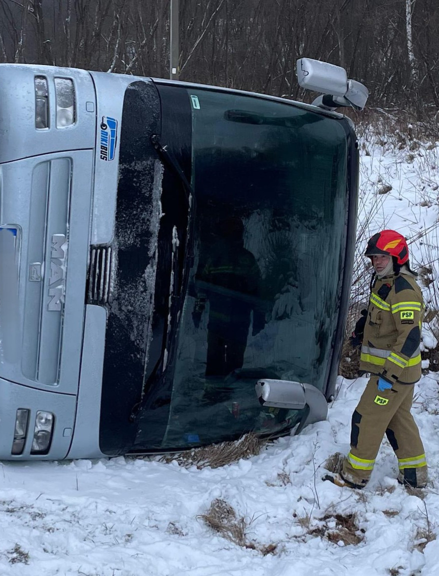 BIESZCZADY: Autokar wpadł do rowu! 20 osób rannych! (ZDJĘCIA)