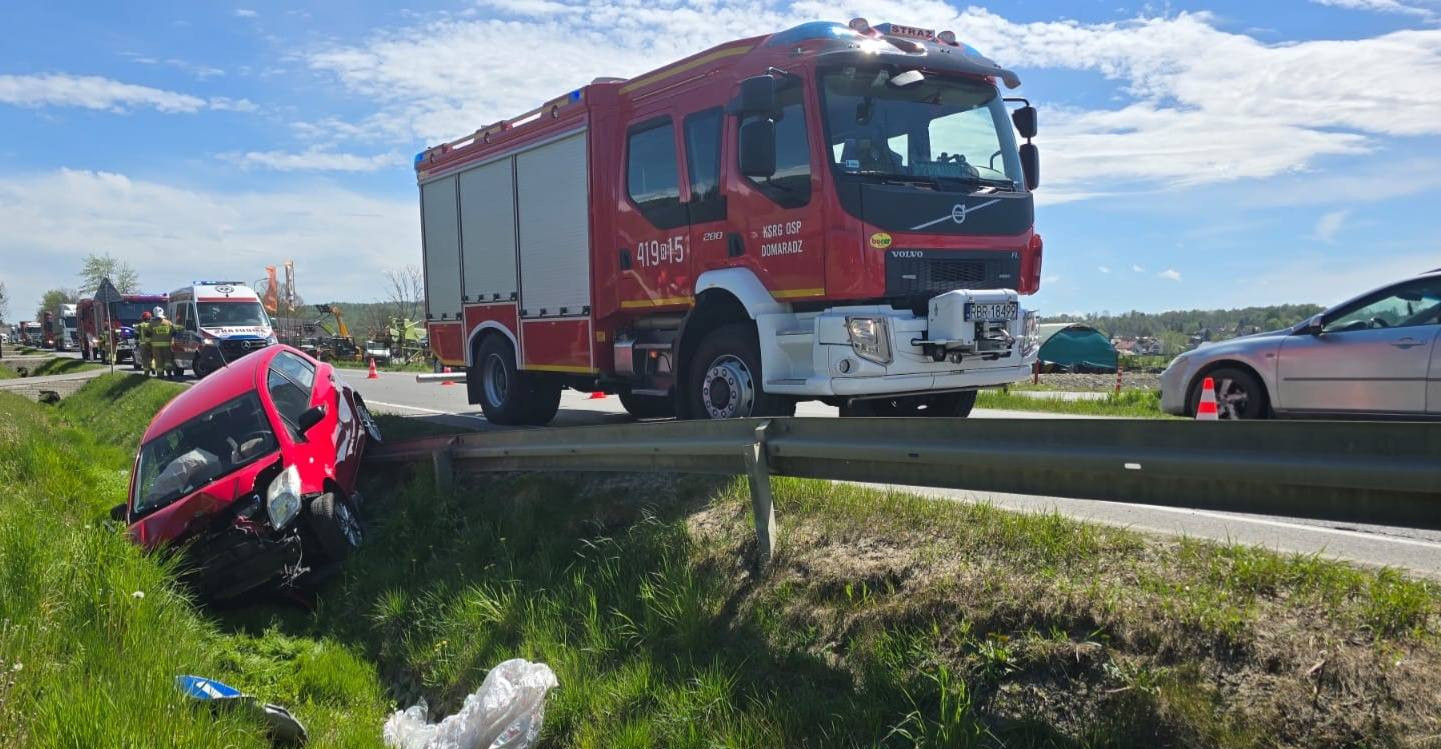 Groźna kolizja na DK19 w Domaradzu. Auto wypadło z drogi [ZDJĘCIA]