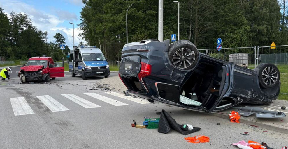 Dachowanie osobówki. Dziecko trafiło do szpitala [ZDJĘCIA]