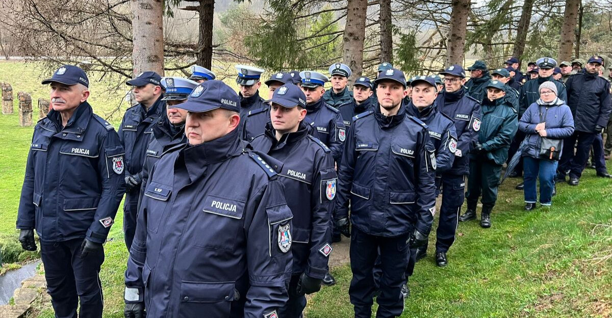 Tradycyjna Droga Krzyżowa służb mundurowych w Zwierzyniu [ZDJĘCIA]