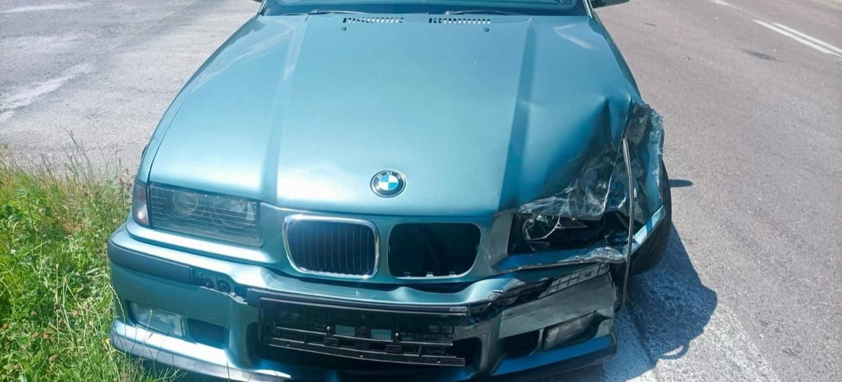 Nietrzeźwy kierowca bmw z sądowym zakazem, doprowadził do kolizji